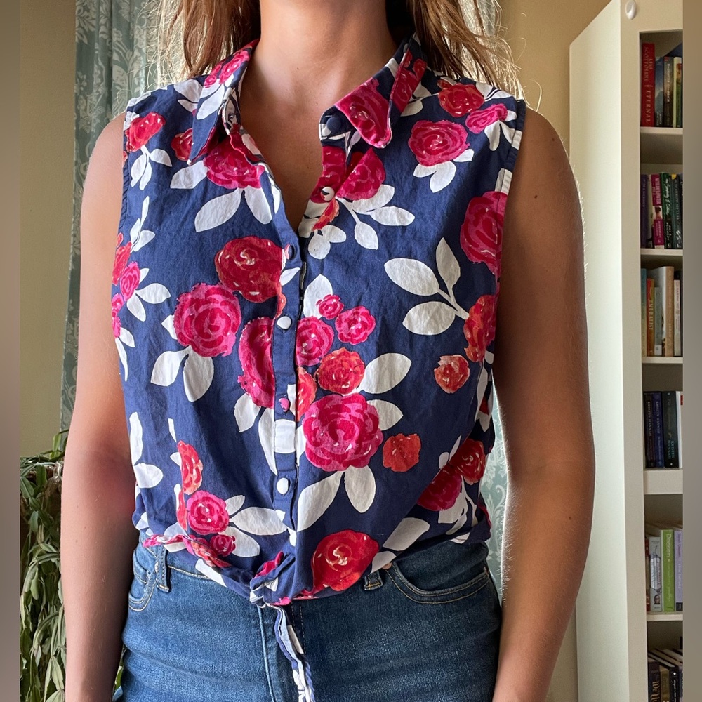 ModCloth rose pattern sleeveless button down tie front top